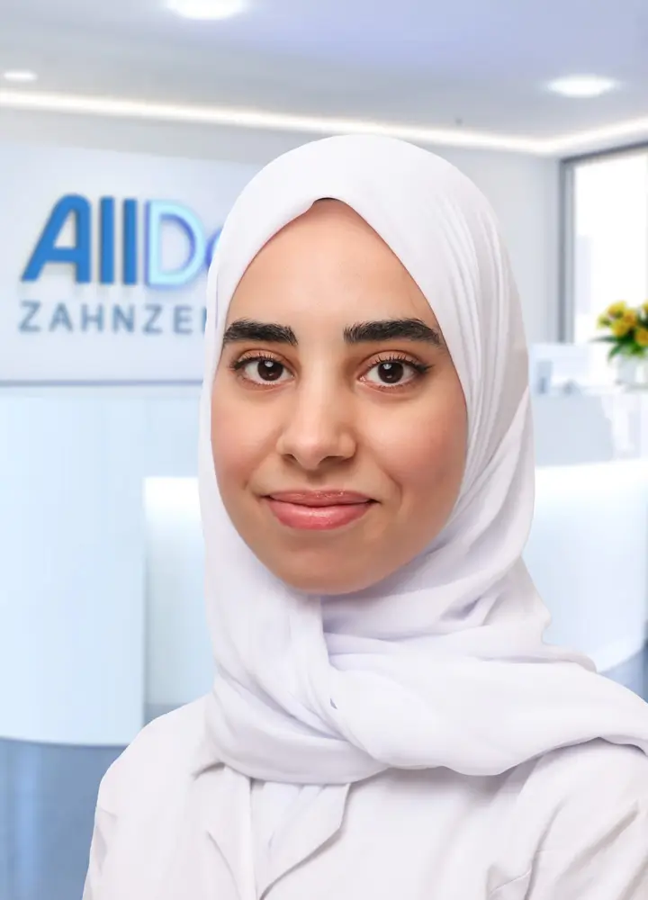 Portrait Zahn&auml;rztin Zainab Bouklah (AllDent Leipzig)