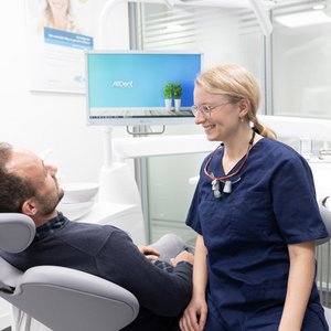 Oralchirurgin im Gespräch mit Patient